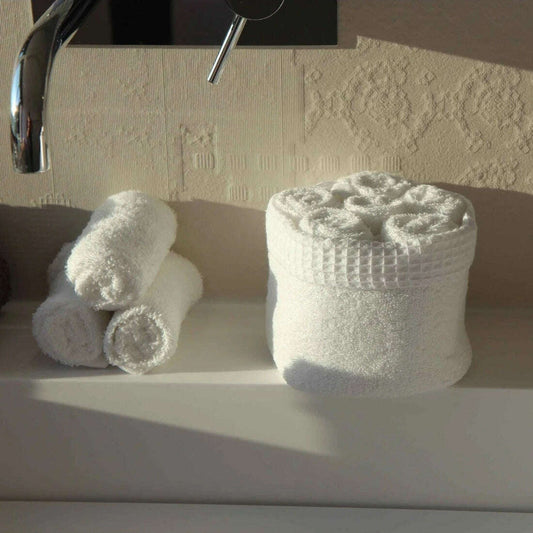 100% cotton basket + 6 guest towels - white